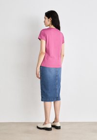 GANT SCRIPT GRAPHIC - Tricou cu imprimeu - dark lavender