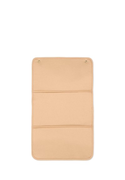 Organizzatore rettangolare beige con tre scomparti orizzontali e due bottoni a pressione in metallo in alto per appendere o chiudere.