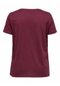 Bordowa koszulka z krótkim rękawem, wykonana z miękkiej bawełny, o luźnym kroju i okrągłym dekoltem, bez widocznych logo ani wzorów.