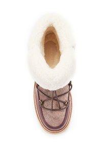 Brązowa wodoodporna botka z teksturowanym wierzchem, białym, puszystym mankietem, sznurowanym zapięciem i okrągłym czubkiem. Posiada złote akcenty i kontrastujące wykończenia.