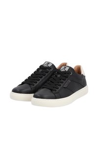 Schwarze Ledersneaker mit glatter Oberfläche, weißer Gummisohle, runder Zehenpartie und schwarzen Schnürsenkeln. Mit einem gemusterten Akzent auf der Zunge.