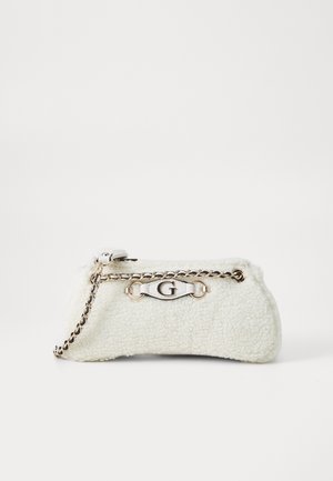 Petit sac à main blanc texturé avec bandoulière chaîne dorée et logo métallique "G" sur le devant, sur fond blanc uni.