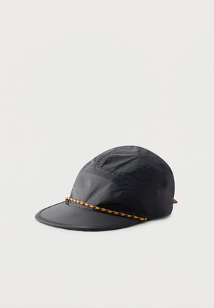 Casquette en nylon noir avec une visière courte et un cordon tressé décoratif jaune et rouge au-dessus de la visière, sur fond blanc.