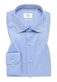 Camicia moderna di colore azzurro chiaro, in cotone, con colletto a punta, maniche lunghe con polsini, caratterizzata da bottoni bianchi e una sottile texture.