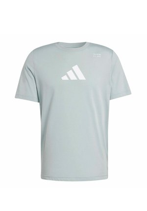 Hellgraues T-Shirt mit kurzen Ärmeln, mittig mit weißem Adidas-Logo und kleinem Schriftzug "Training All Gym" auf der linken oberen Brust.