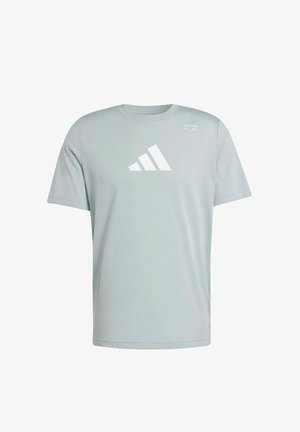 Hellgraues T-Shirt mit kurzen Ärmeln, mittig mit weißem Adidas-Logo und kleinem Schriftzug "Training All Gym" auf der linken oberen Brust.