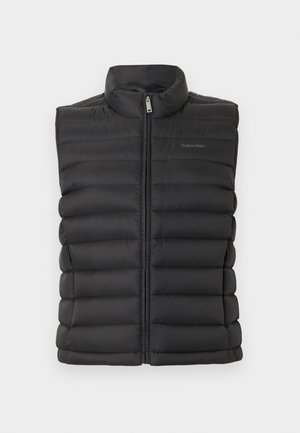 Chaleco negro acolchado con cuello alto, diseño acolchado, cierre de cremallera y un logo sutil en el frente. Material liso y ligero.