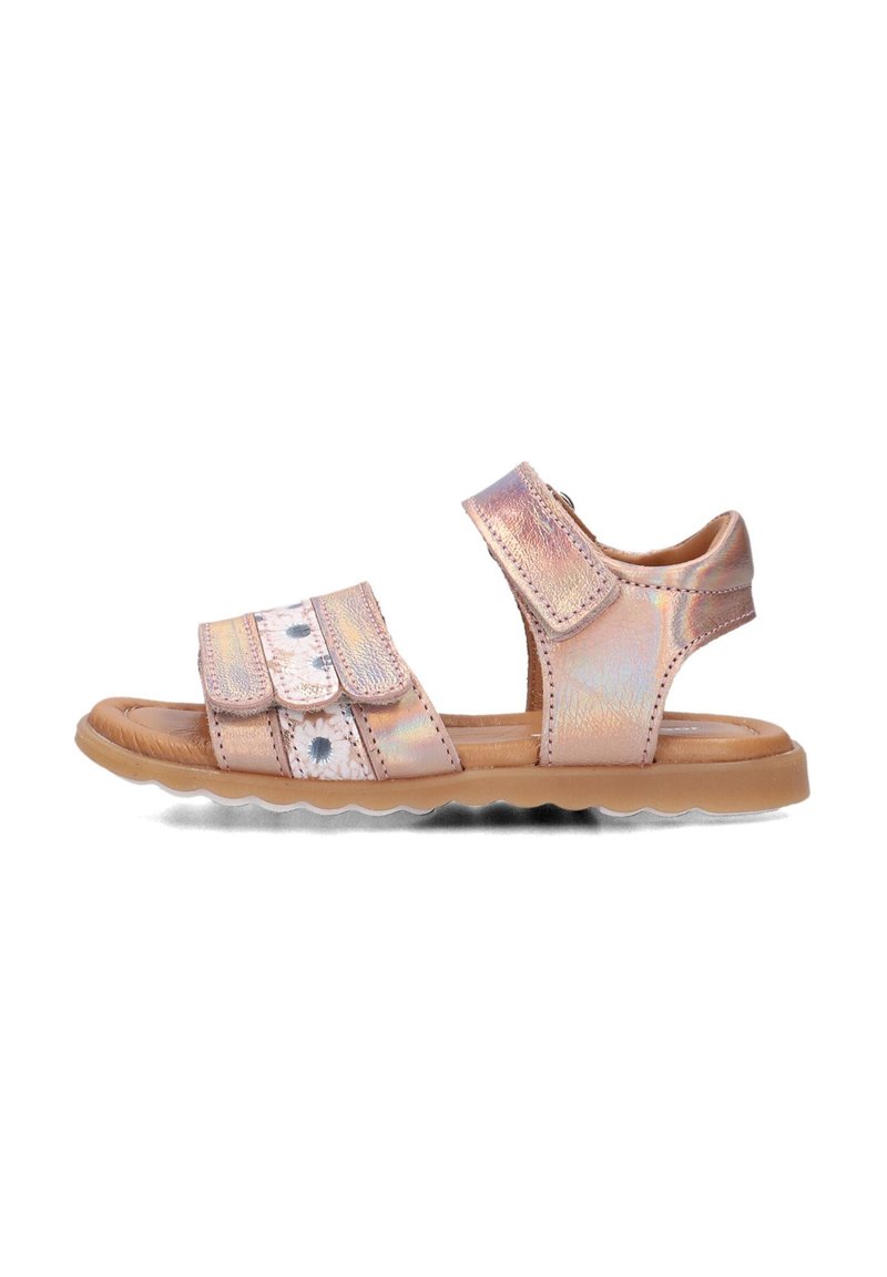 Rosa schimmernde Sandalen mit floralem Akzent, verstellbaren Riemen und Gummisohle. Sie verfügen über ein flaches Design und eine strukturierte Fußbett für Komfort.