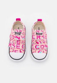 Rosa canvas-sneakers med ett tryckt mönster med olika färgglada motiv, vit gummitätkant och svart gummiyttersula. Kardborreband.