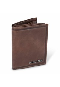 Portafoglio in pelle marrone con una texture liscia, design piegato e un logo metallico "POLICE" sulla parte anteriore.