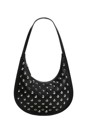 Sac d'épaule noir en forme de croissant avec une sangle large et des ornements de clous ronds argentés couvrant la surface avant.