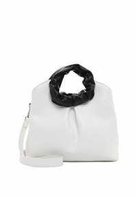 Weiße Handtasche mit einem weichen, schwarzen Scrunchie-Stil-Griff oben und einem abnehmbaren weißen Schulterriemen vor weißem Hintergrund.