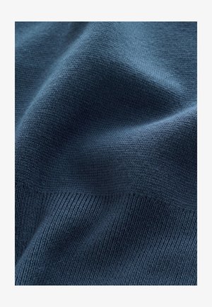 Sötétkék kötött szövet sima textúrával, egységes finom és durva bordázatmintával. Puha és rugalmas anyag.