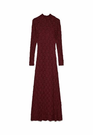 Abito in pizzo color bordeaux con collo alto, maniche lunghe e gonna fluente. Presenta intricati motivi floreali e una silhouette aderente.