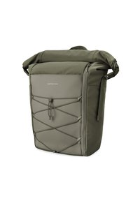 Sac à dos vert olive, fabriqué en tissu résistant. Présente une fermeture enroulable, des cordons élastiques à l'avant et une poche latérale avec fermeture éclair. Surface texturée.