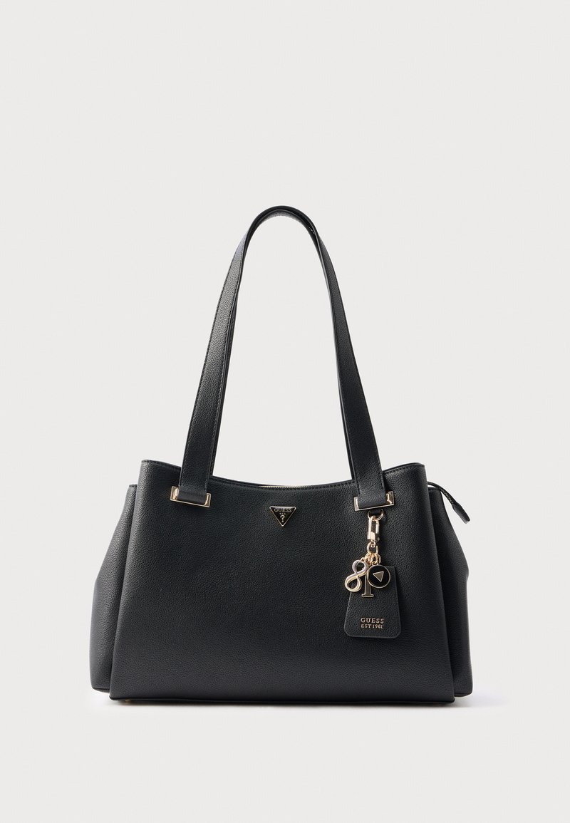 Melna ādas pleca soma ar diviem rokturiem, zelta detaļām, dekoratīvu kulonu un stingru formu. Acīmredzami redzams zīmola logotips.