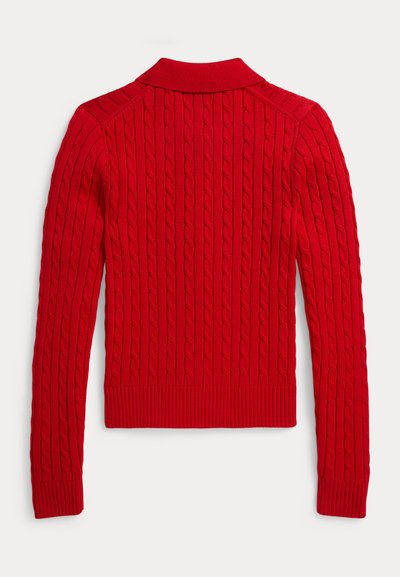 Suéter rojo de punto con diseño de trenzas, cuello y puños acanalados, diseño ajustado. Tela texturizada con acabado suave.