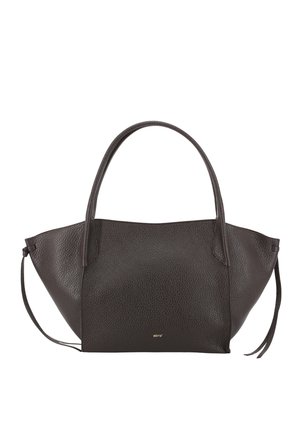 Bolso de mano de cuero marrón oscuro texturizado con dos asas, lados anchos y pequeño logo dorado "abro" en el centro inferior.