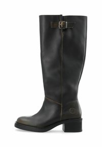 Bota de cuero negra hasta la rodilla con un tacón grueso, que presenta un acento de hebilla lateral y costuras contrastantes a lo largo de las uniones. Textura suave.