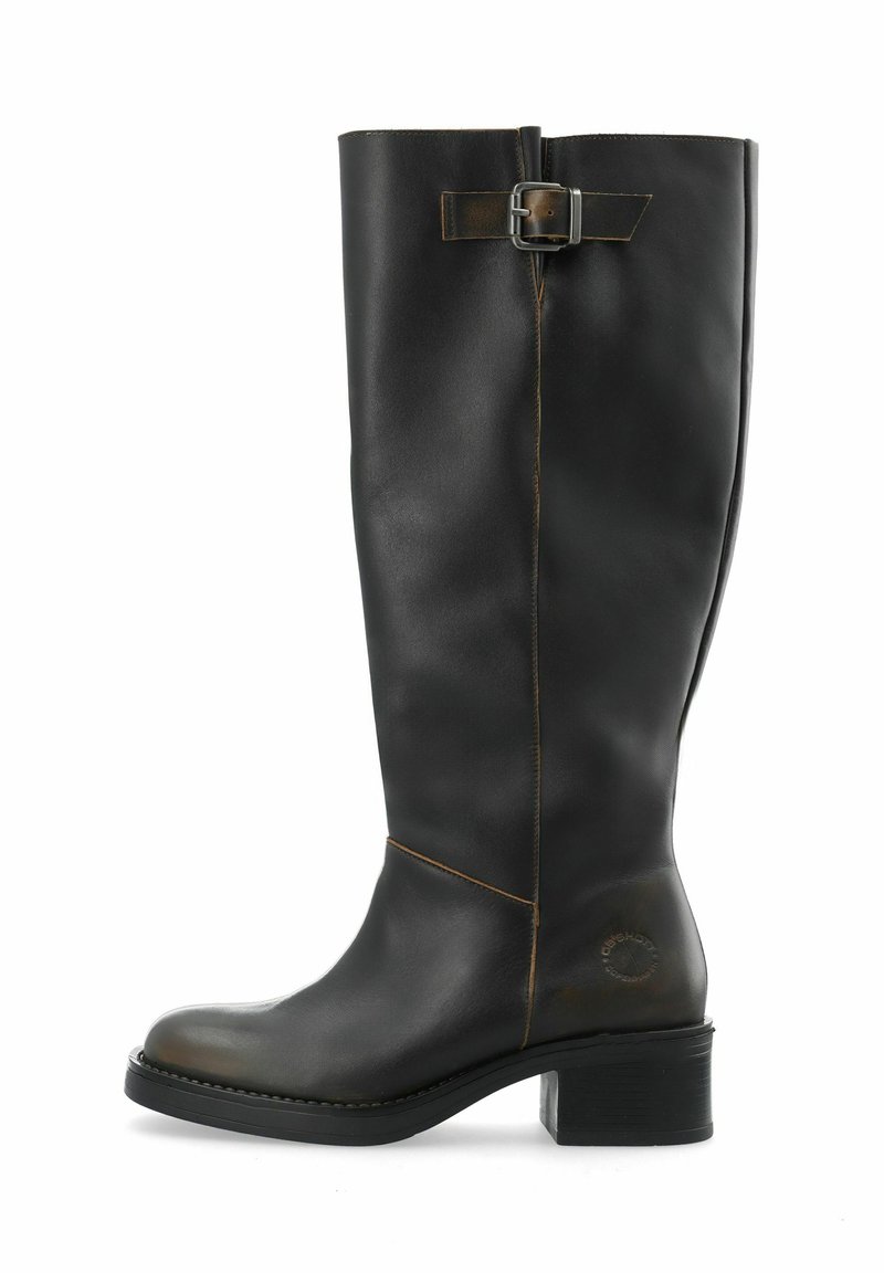 Bota de cuero negra hasta la rodilla con un tacón grueso, que presenta un acento de hebilla lateral y costuras contrastantes a lo largo de las uniones. Textura suave.
