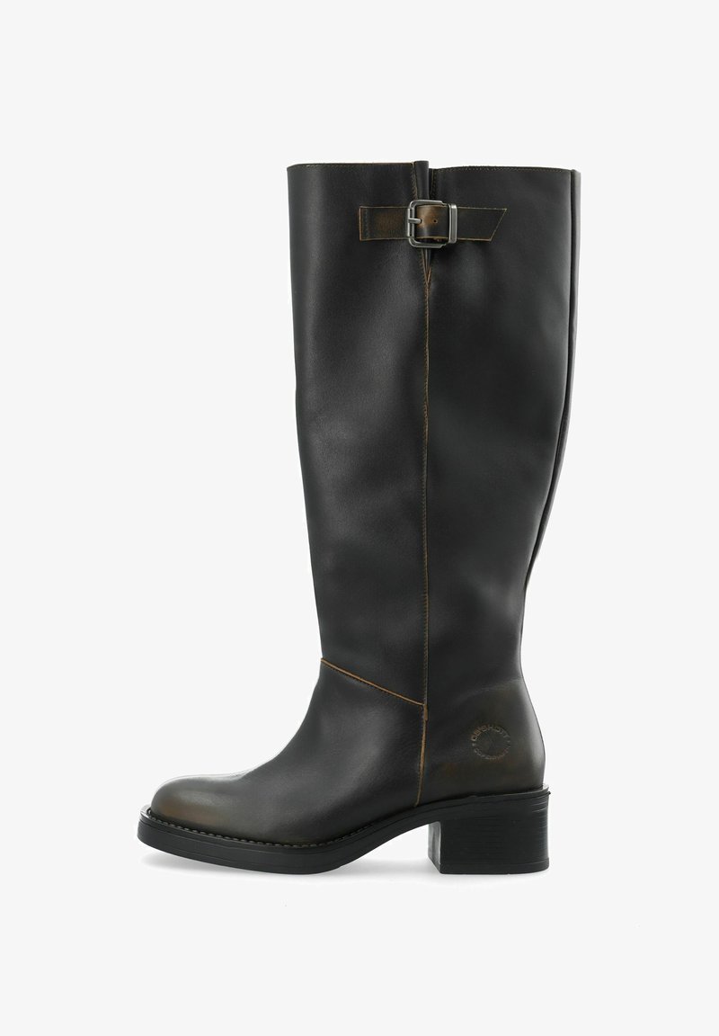 Schwarz lederne Stiefel bis zum Knie mit einem klobigen Absatz, ausgestattet mit einer seitlichen Schnallenakzentuierung und kontrastierenden Nähten entlang der Nähte. Glatte Textur.