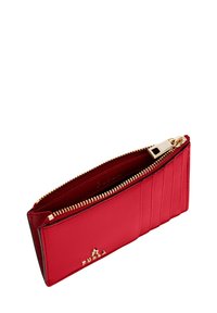 Czerwony skórzany etui na karty z złotym zamkiem błyskawicznym i logo Furla, wyposażony w kilka przegródek na karty oraz zamykaną na zamek kieszeń.