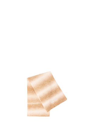 Bufanda de punto con rayas horizontales beige y crema doblada sobre un fondo blanco.