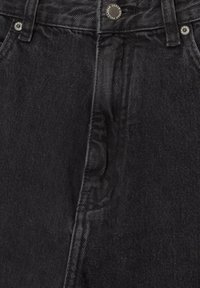Zwarte denim jeans met een klassieke vijf-pocket ontwerp, een middelhoge taille en metalen knoophardware met subtiele textuur.