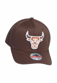 Cappellino da baseball marrone con logo dei Chicago Bulls ricamato in bianco, design strutturato e chiusura snapback regolabile. Include etichetta del marchio sulla visiera.
