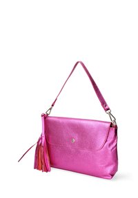 Borsa a pochette metallica fucsia con superficie texturizzata, dotata di una tracolla e dettaglio a nappina. Chiusura con bottone a pressione.