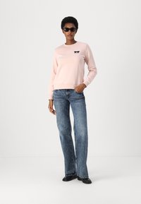 KARL LAGERFELD OVERSIZED EMBROIDERED SUNGLASSES - Camisola - rose smoke