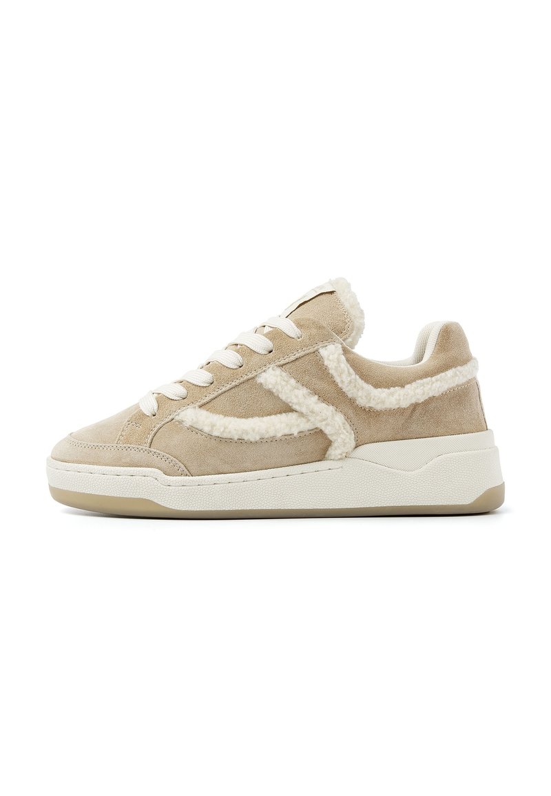 Beige Wildledersneaker mit flauschigem weißen Besatz, runder Zehenpartie, Schnürung und strukturierten Gummisohlen. Minimalistisches Design mit kontrastierenden Akzenten.