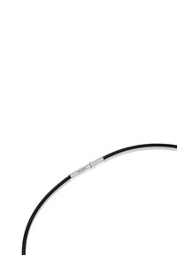 Collar de metal negro con una textura suave, que presenta un cierre plateado en el centro. El diseño es simple y elegante.