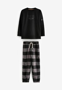 Sweat à capuche noir avec le texte "TOKYO" ; associé à un pantalon à carreaux gris et noir avec une taille élastique et un cordon de serrage.