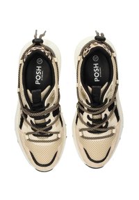 Sneakers in rete beige e neri con accenti a stampa leopardata, suole bianche spesse, lacci a righe e il marchio "POSH" all'interno dell'area del tallone, taglia 37.