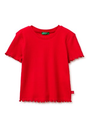 Camiseta roja de manga corta con ribete acanalado y dobladillo y mangas con borde ondulado, con etiqueta de United Colors of Benetton.