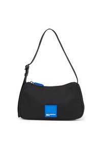 Borsa a spalla nera in nylon con chiusura a zip, caratterizzata da un accento quadrato blu e una tracolla regolabile. Texture liscia, forma minimalista.