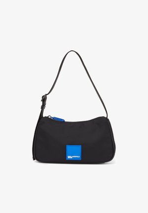 Zwarte nylon schoudertas met een ritssluiting, voorzien van een blauwe vierkante accent en een verstelbare schouderband. Gladde textuur, minimalistische vorm.