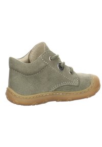 Gröna mocka tofflor för småbarn med en mjuk gummisula, rund tå, två snörhål och dekorativ söm längs kanterna. Lättviktig och flexibel design.