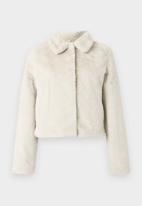 Skraćena jakna od umjetnog krzna u svijetloj bež boji s mekanom teksturom, s klasičnim ovratnikom i dugim rukavima. Nema vidljivih kopčanja.