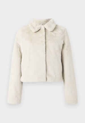 Kuttet faux fur-jakke i lys beige med en myk tekstur, med klassisk krage og lange ermer. Ingen lukking synlig.