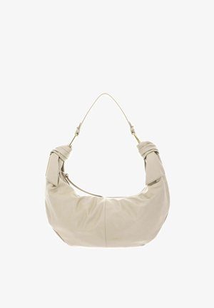 Sac à bandoulière en cuir beige avec extrémités de sangle nouées et forme incurvée en croissant.