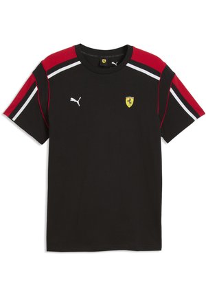 Sort Puma T-shirt med korte ærmer med røde og hvide striber på skuldre og ærmer, med Ferrari gult skjoldlogo på brystet.