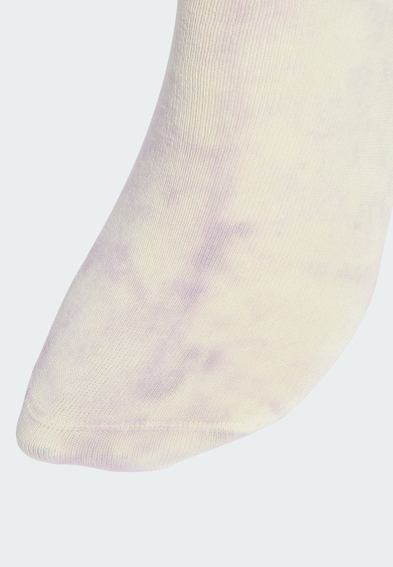 Jasnofioletowa skarpetka tie-dye o prążkowanej fakturze i zaokrąglonym palcu, z bezszwowym mankietem i gładkim wykończeniem materiału.