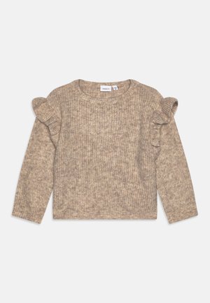 Maglione marrone lavorato a maglia con maniche lunghe, collo rotondo e dettagli arricciati sulle spalle. Texture morbida e leggere variazioni di colore.