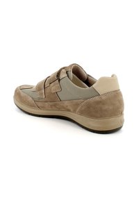 Sneakers da uomo con tomaia in suede beige, pannelli in tessuto grigio, doppie cinghie in Velcro e una suola in gomma resistente.