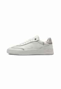 Witte leren sneakers met een gestructureerd oppervlak, grijze accenten en een lage witte rubberschoen. Voorzien van veters en een gestikt ontwerp.