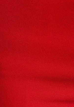 Tessuto rosso brillante con una trama leggermente texturizzata e lievi pieghe naturali sulla superficie.