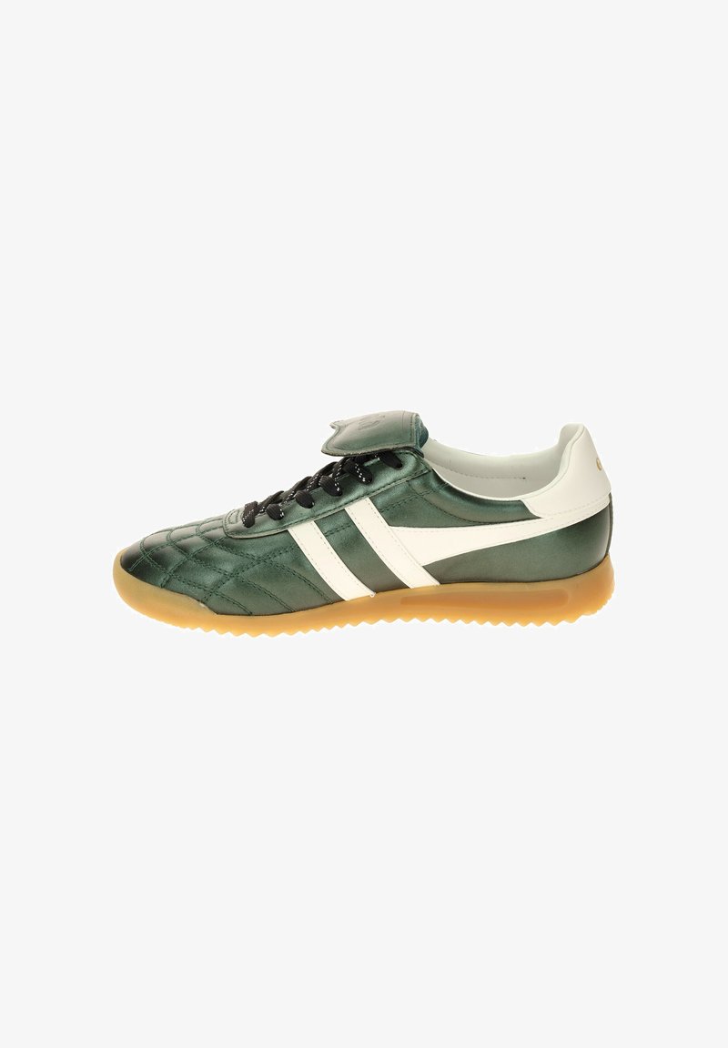 Grüner und weißer Sportschuh mit einem strukturierten, gesteppten Design, schwarzen Schnürsenkeln und einer Gummisohle. Verfügt über eine gepolsterte Zunge und seitliche Streifen.
