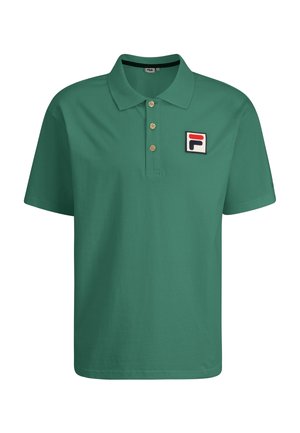 Polo verde in cotone, con colletto a bottoni, maniche corte e una toppa con logo sul petto con accenti rossi, bianchi e neri.